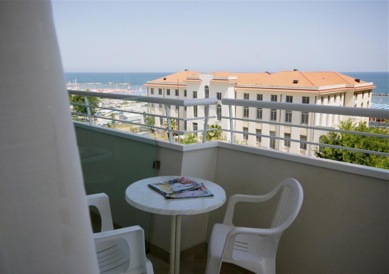 Hotel Aragosta Каттоліка Екстер'єр фото